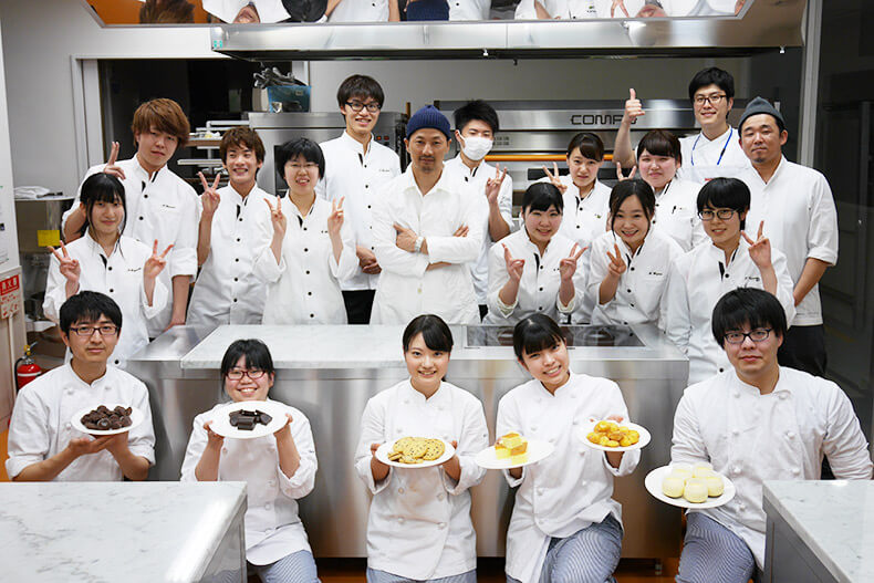 洋菓子工房「べんべや」で知られる、㈱ビー・リガーレ 代表取締役 土井大輔シェフによる製菓講習会が行われました
