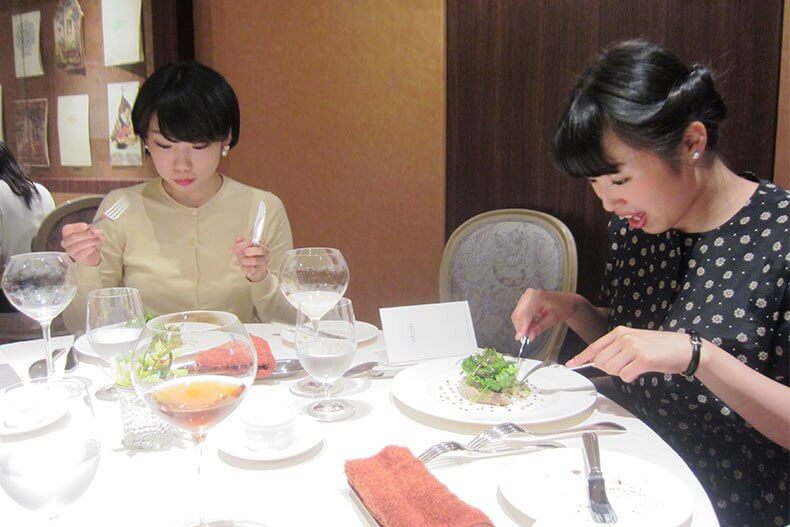 レストラン コートドール札幌でテーブルマナー研修が行われました