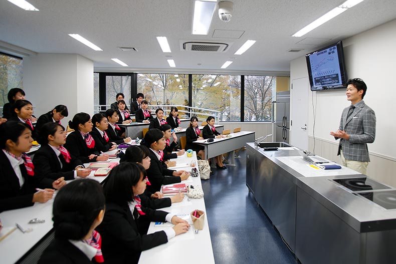 『ゼクシィ 北海道』の責任者、小林剛さんによる特別授業を開催