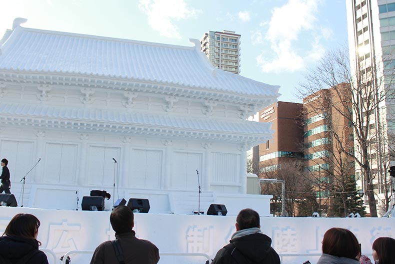 第69回さっぽろ雪まつりが、学校の目の前の大通公園で開催中